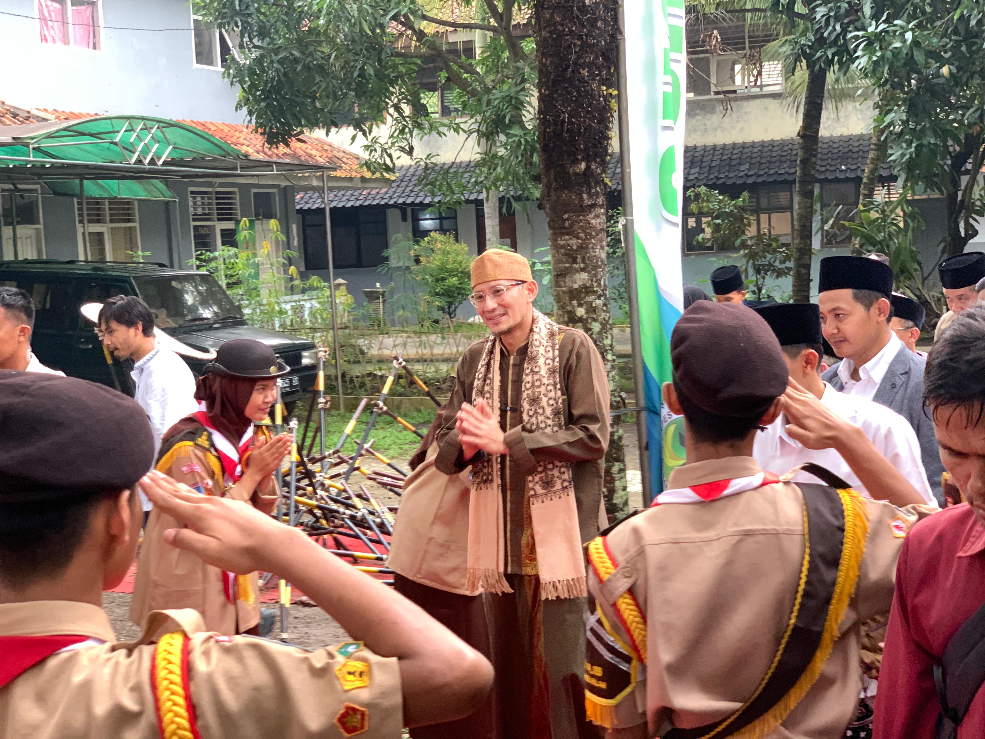 Menparekraf Sandiaga Uno berbincang dengan para santri di Pondok Pesantren Nur El Falah, Serang, Banten.