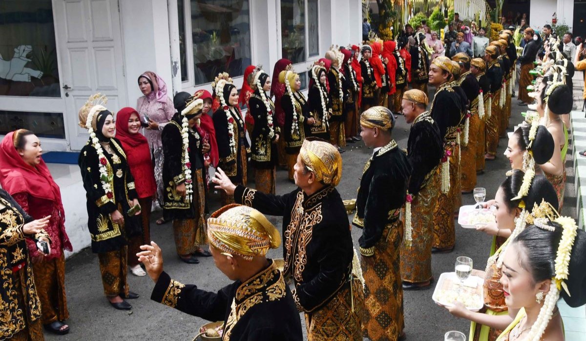 Ilustrasi: sejumlah pasangan pengantin mengikuti prosesi temu manten saat digelar nikah massal Medioen Mantu