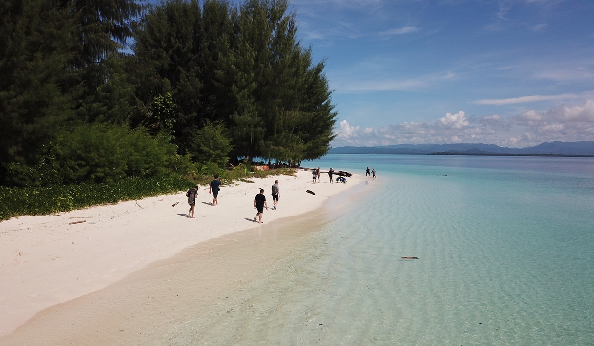 Wisatawan melakukan aktivitas di Pulau Morotai.