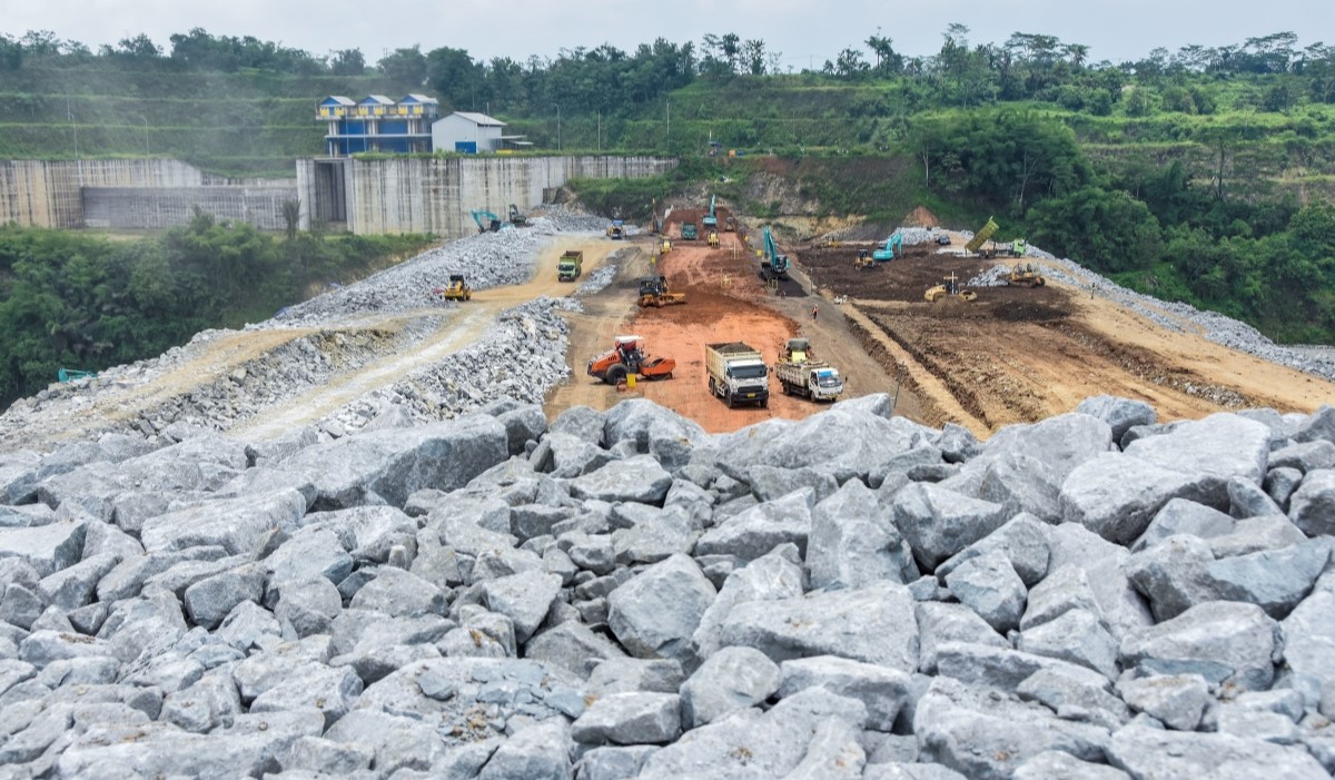 Ilustrasi: pekerja menggunakan alat berat menyelesaikan pembangunan Bendungan Leuwikeris di Kabupaten Tasikmalaya, Jawa Barat, 