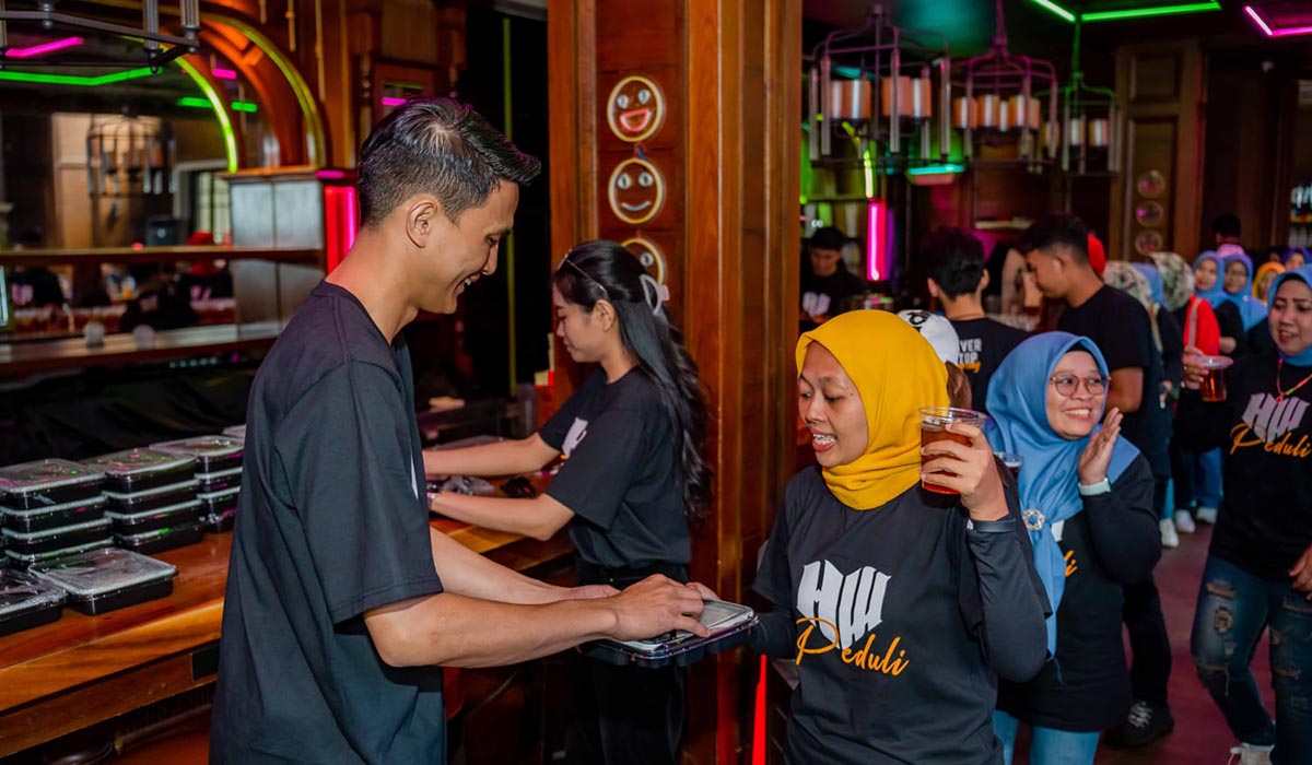 Kegiatan bakti sosial HW Peduli diadakan HW Group Official di Kemang, Jakarta.