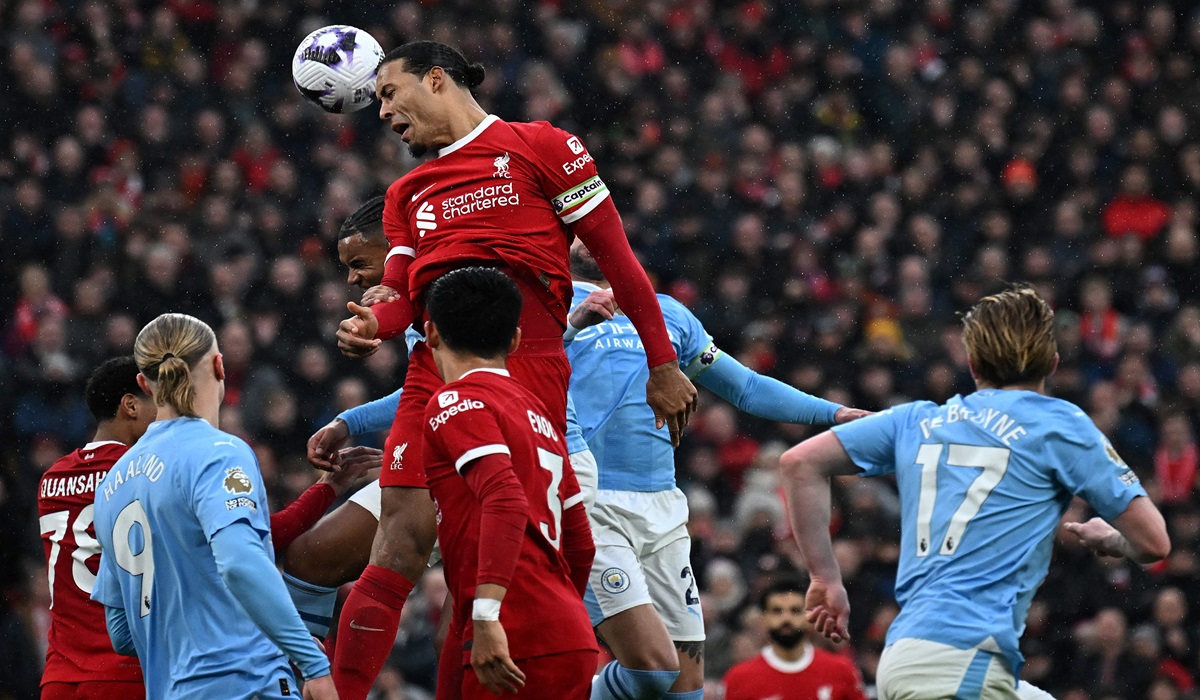 Bek Liverpool Virgil van Dijk menyundul bola di laga Liga Primer Inggris melawan Manchester City