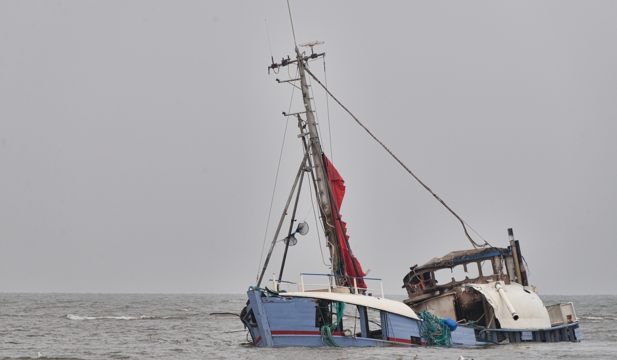 Ilustrasi kapal terbalik akibat terhantam ombak.