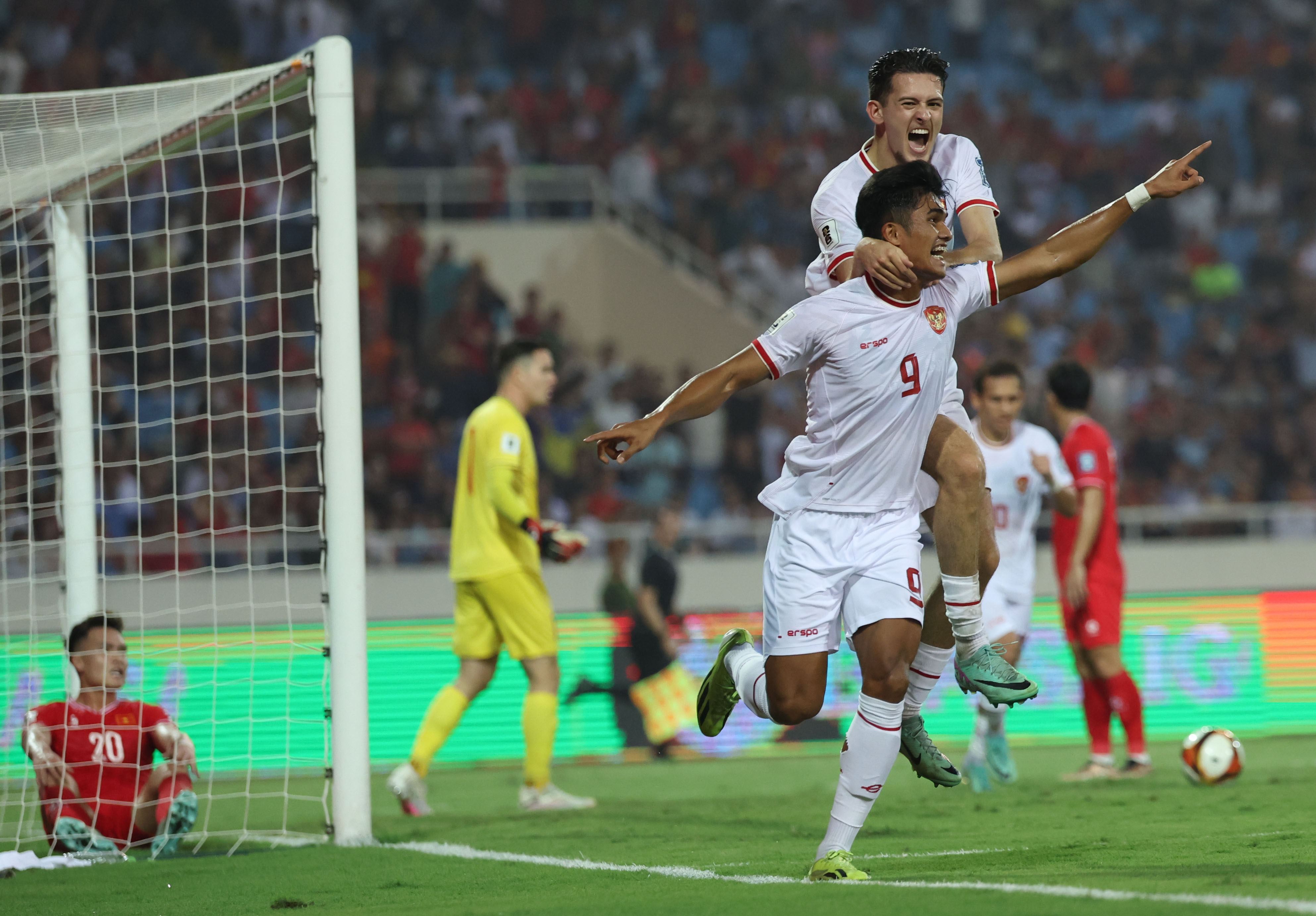 Timnas Indonesia saat mengalahkan Vietnam 3-0 di Hanoi, Selasa (27/3).