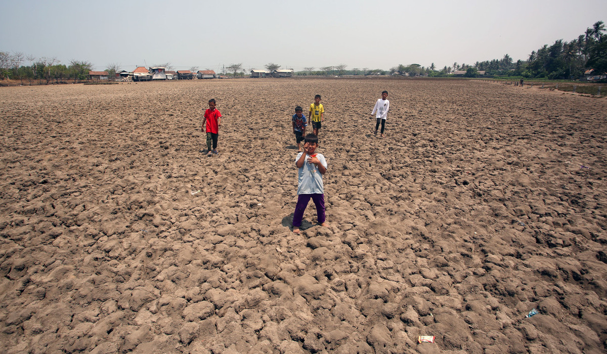 Sejumlah anak bermain di lahan sawah yang mengalami kekeringan di Mauk, Kabupaten Tangerang, Banten.