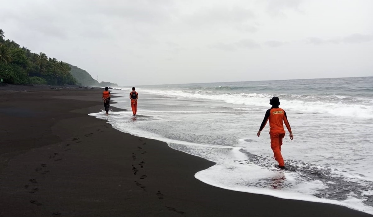 Tim SAR masih mencari dua nelayan yang hilang terseret gelombang di Flores, NTT.