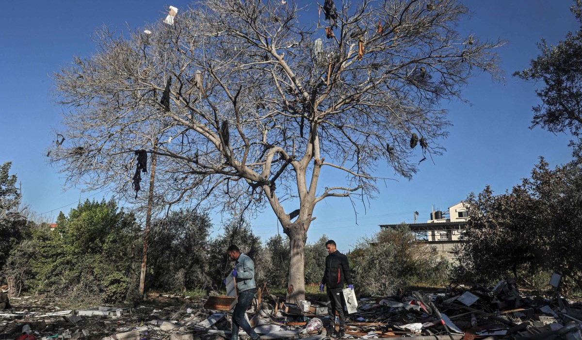 Warga Palestina mencari barang usai bombandir Israel 