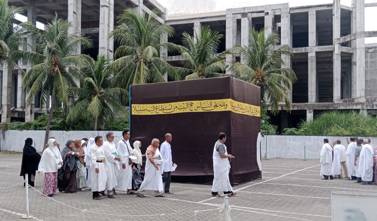 Jemaah Calon Haji (JCH) Kabupaten Pidie, Provinsi Aceh, sedang melakukan perekaman biometrik bio visa di Kantor Kementerian Agama Pidie.
