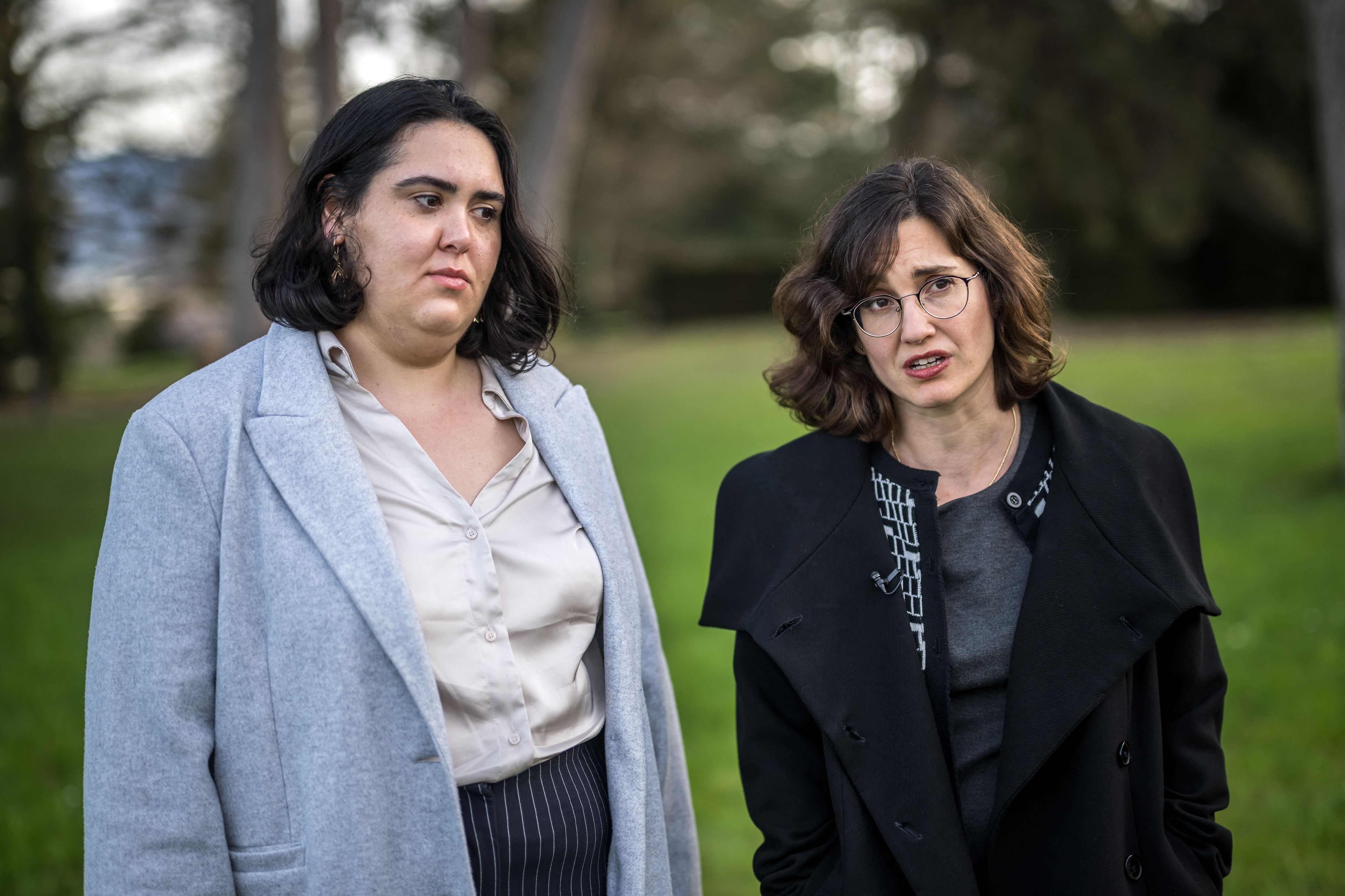 Aktivis HAM Israel Tal Steiner (kanan) dan Miriam Azem saat wawancara dengan AFP di Jenewa, Swiss. 