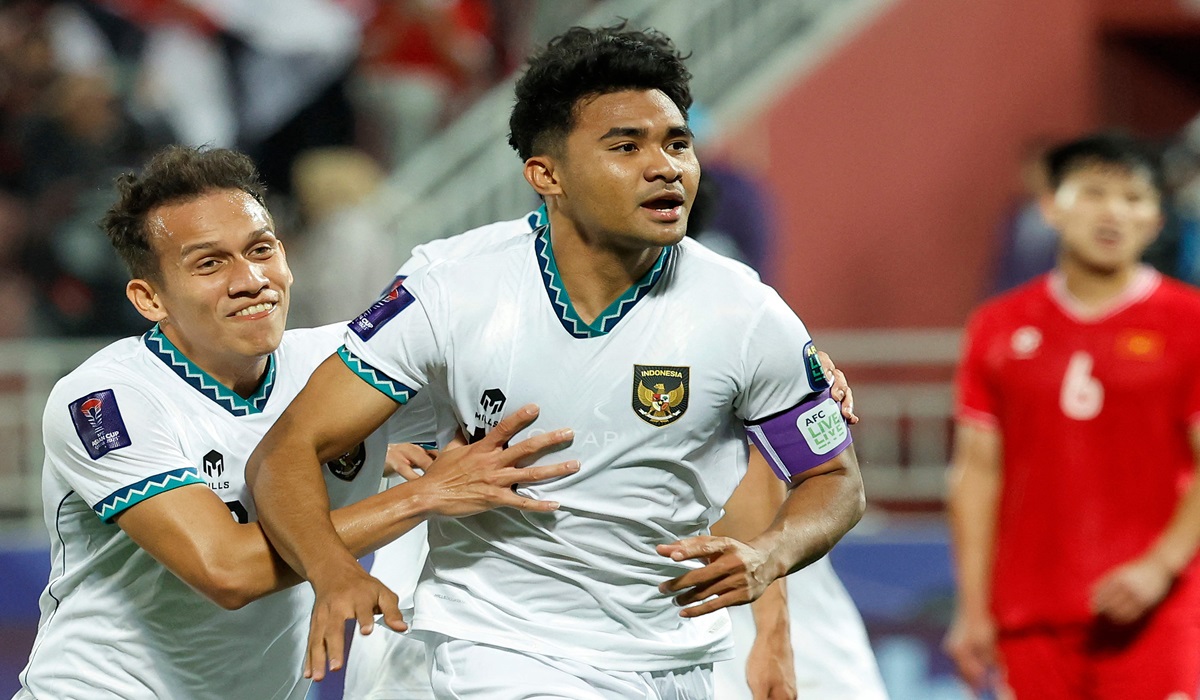 Pemain timnas Indonesia Asnawi Mangkualam (kanan)