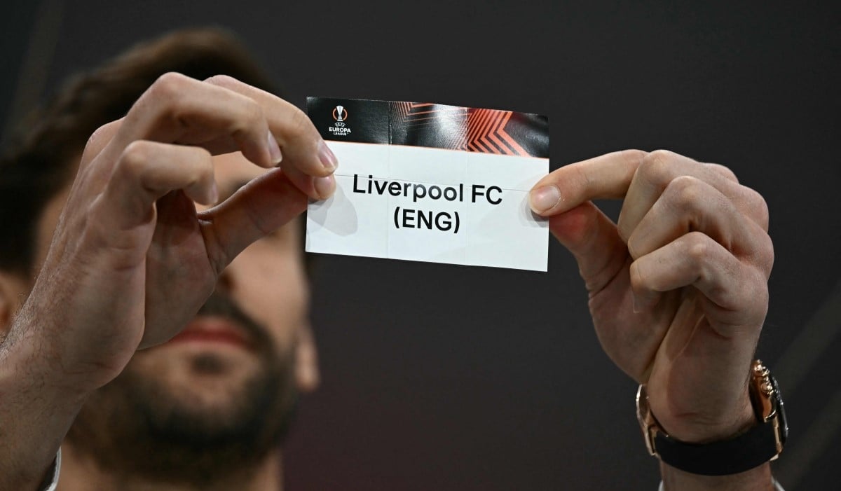 Fernando Llorente memegang kertas Liverpool FC pada pengundian perempat final dan semifinal turnamen sepak bola Liga Europa UEFA 2023-2024