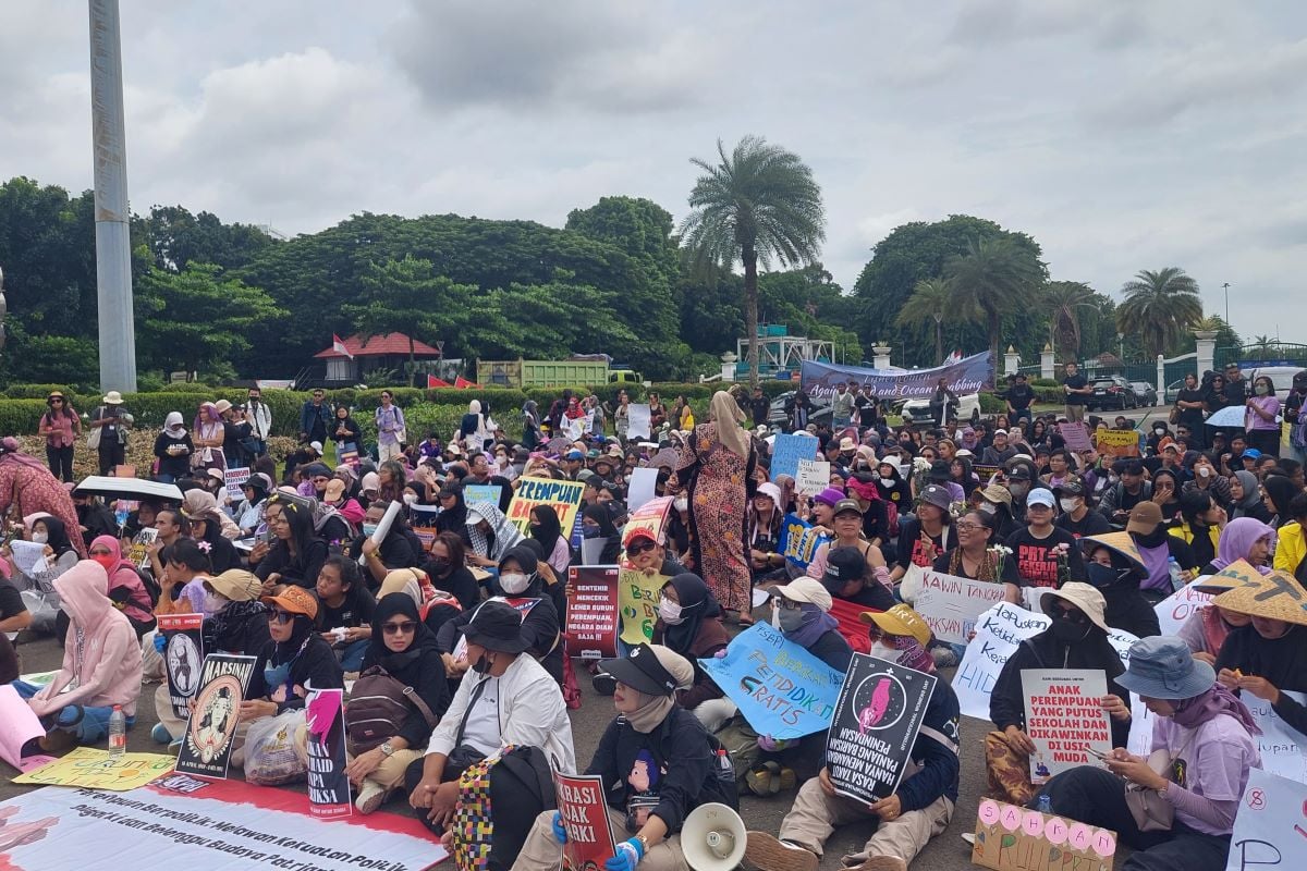 Perempuan Indonesia berkumpul di Monas menuntuk Presiden Jokowi diadili karena merusak demokrasi.