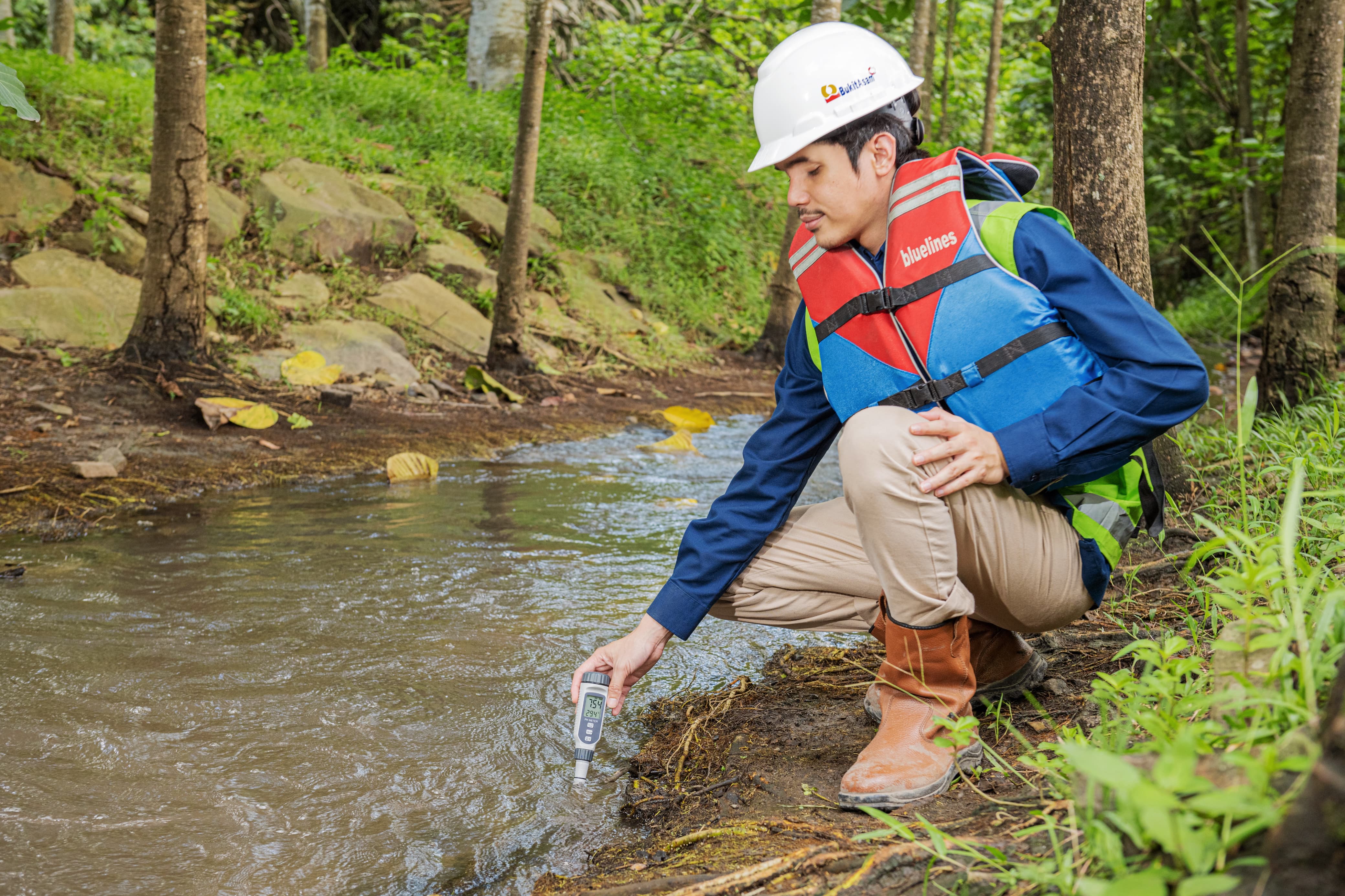 Pemeriksaan kualitas air di kawasan operasi Bukit Asam