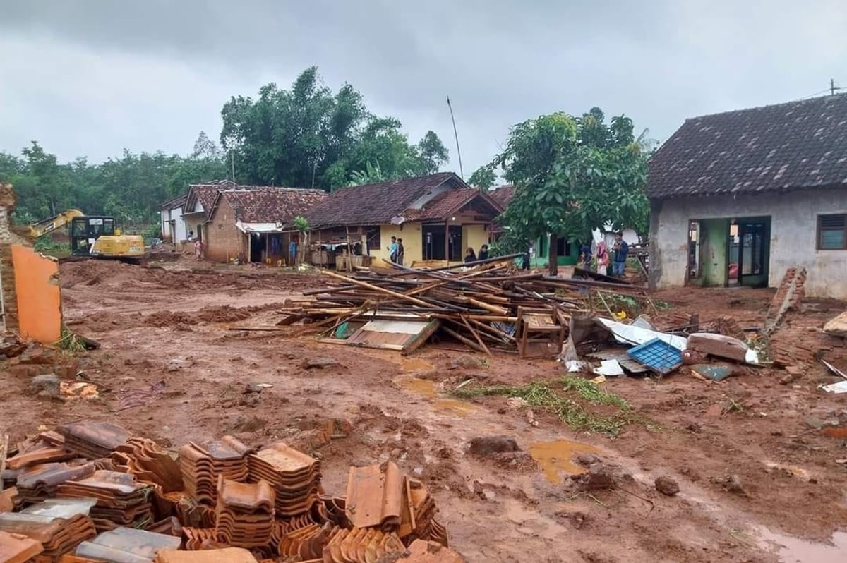 Desa Wangandowo dilanda banjir bandang akibat jebolnya waduk buatan PT Hardases Abadi Indonesia. Dua warga tewas dan puluhan rumah rusak.