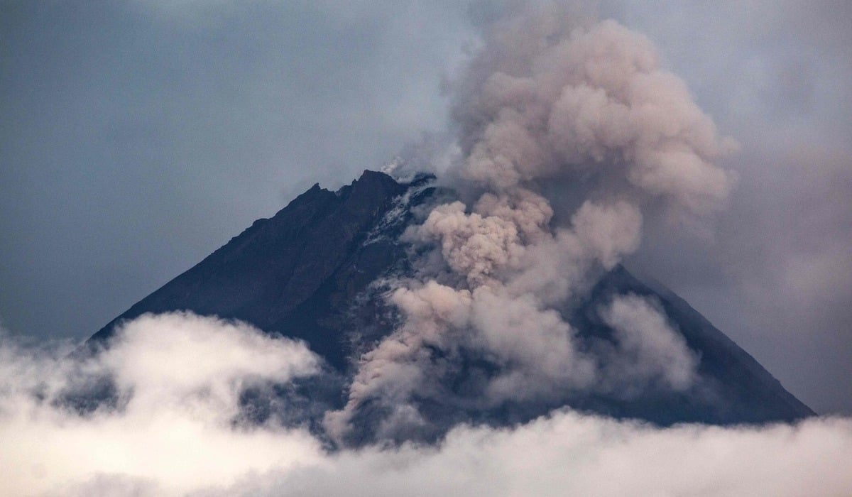 Guguran awan panas dari Gunung Merapi.