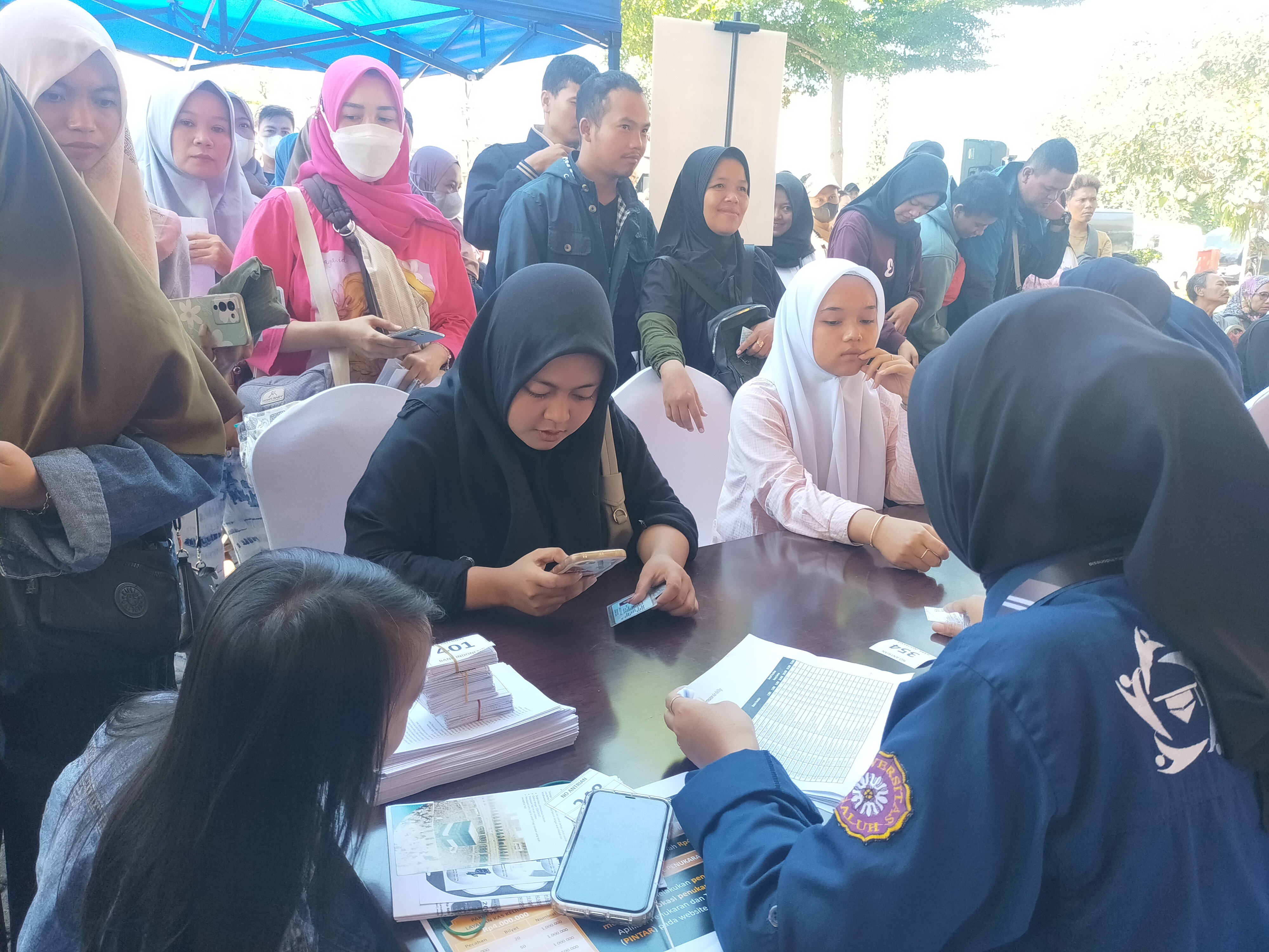 Warga antre menukarkan uang pada loket yang dibuka Bank Indonesia Tasikmalaya