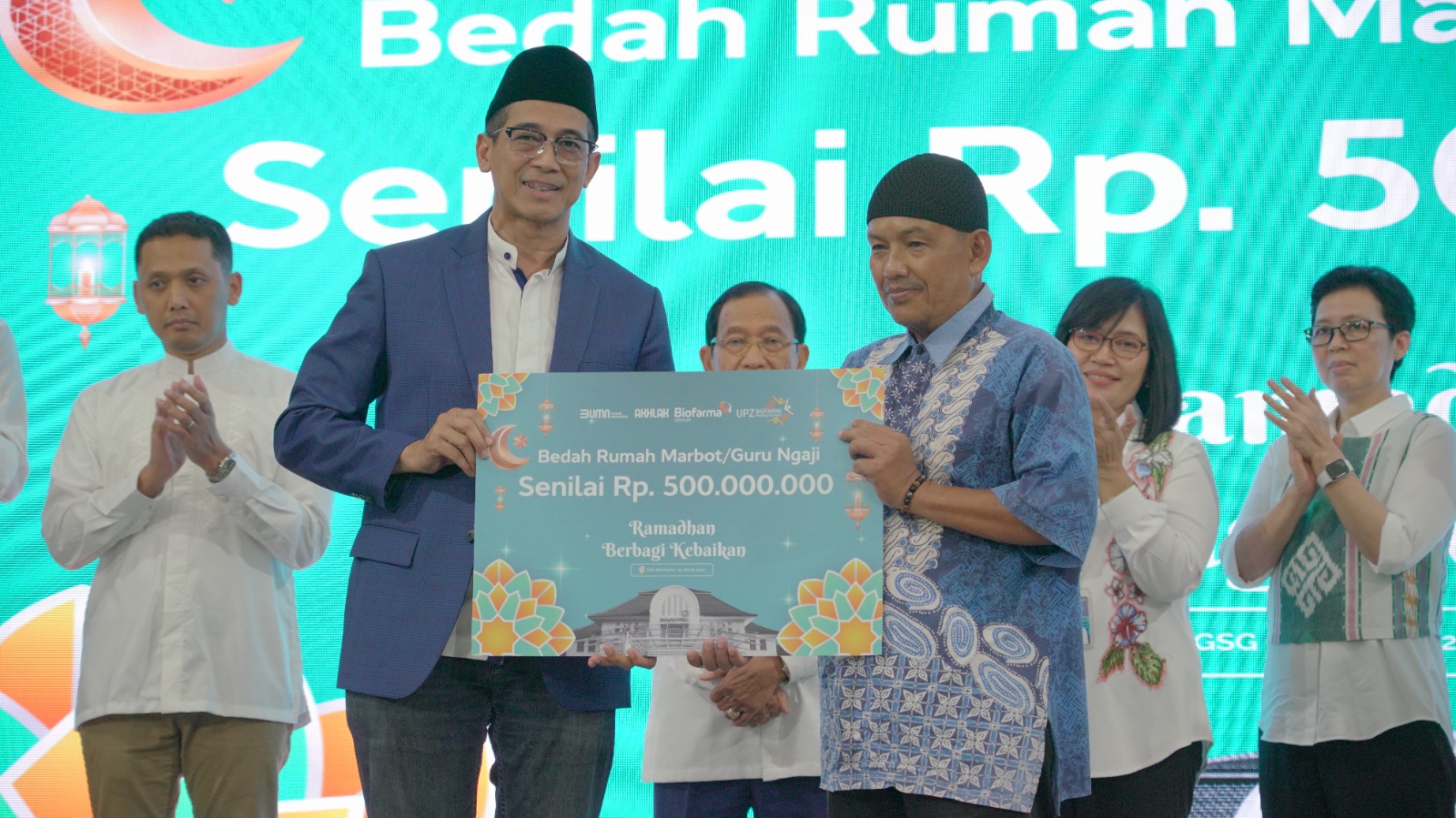 Direksi Bio Farma menyerahkan santunan sosial di Bulan Ramadan