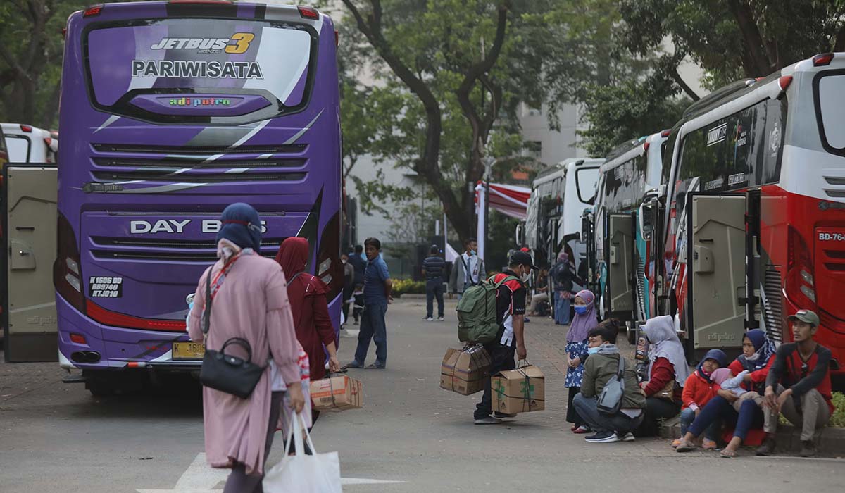 Calon pemudik mencari bus yang akan mengangkut merea saat mengikuti mudik gratis Polri di Parkir Timur, GBK, Jakarta (25/4/2022).
