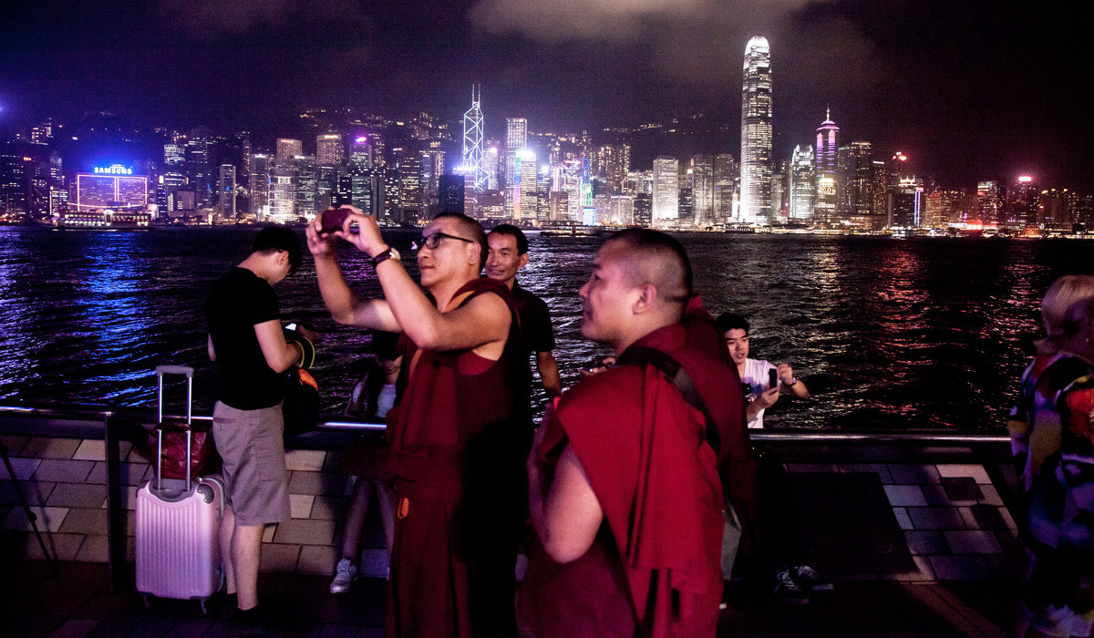 Para pengunjung menikmati suasana malam dan menyaksikan Symphony of Light di Avenue Stars, Hong Kong.