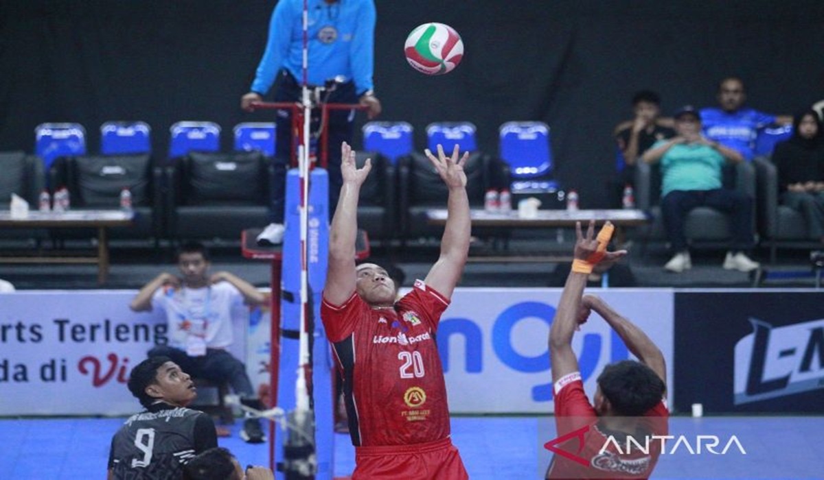 Pemain Tectona Bandung, Jasen Natanael mencoba melancarkan serangan ke arah Mahameru Sejahtera Bekasi pada laga final Nusantara Cup 2024.