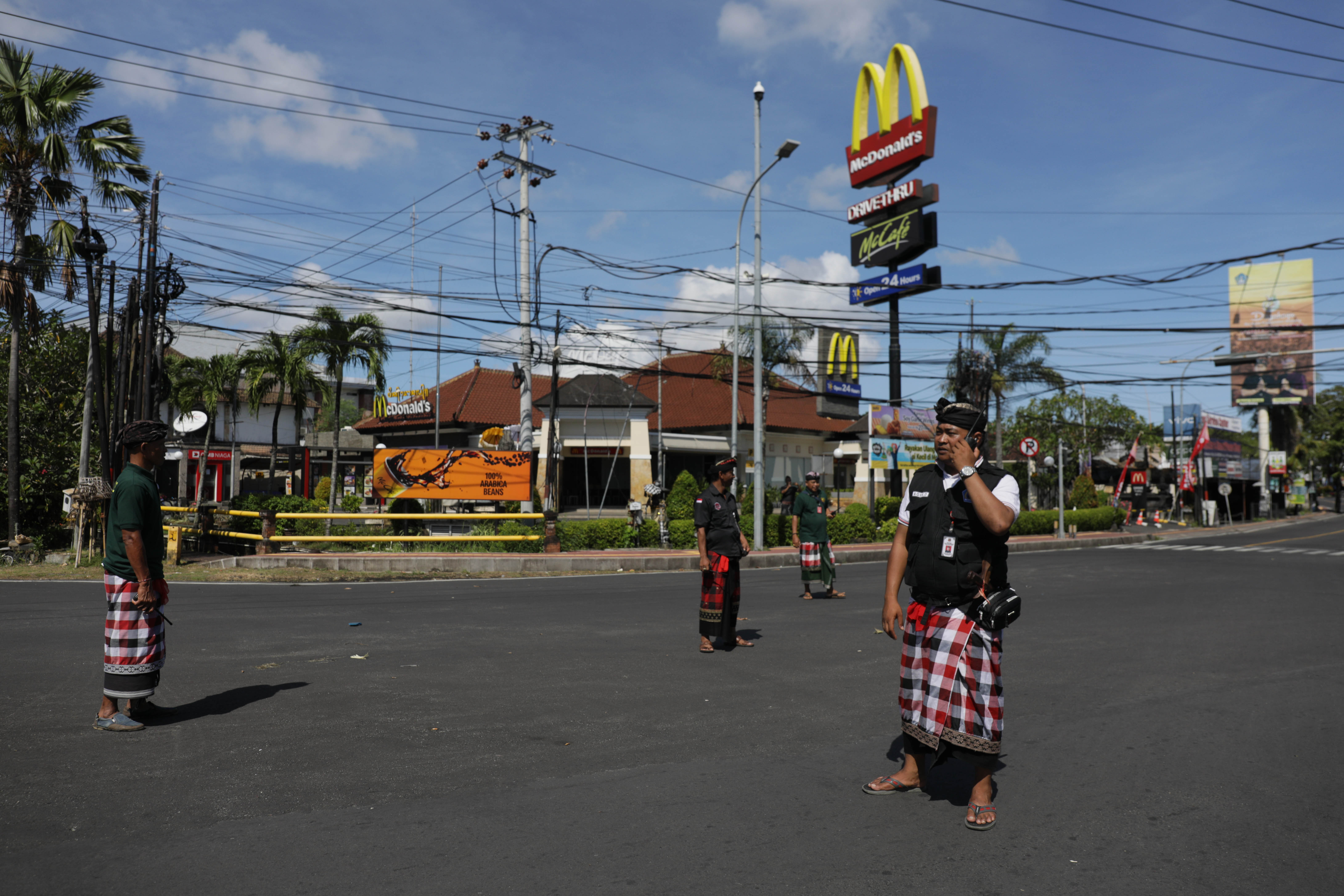 Pecalang bersama Linmas melakukan patroli saat Hari Raya Nyepi Tahun Baru Saka 1945 di Jimbaran, Badung, Bali, Rabu (22/3/2023)