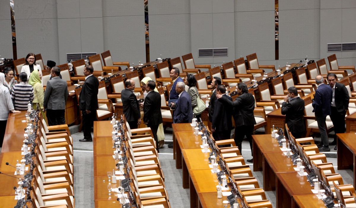 Ilustrasi: anggota DPR berbincang usai hadir dalam rapat paripurna ke-13 masa persidangan IV tahun sidang 2023-2024 