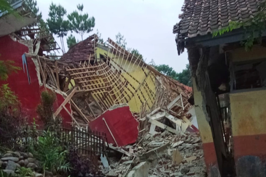 Gedung sekolah yang roboh akibat pergerakan tanah di Kecamatan Rongga, Bandung Barat.