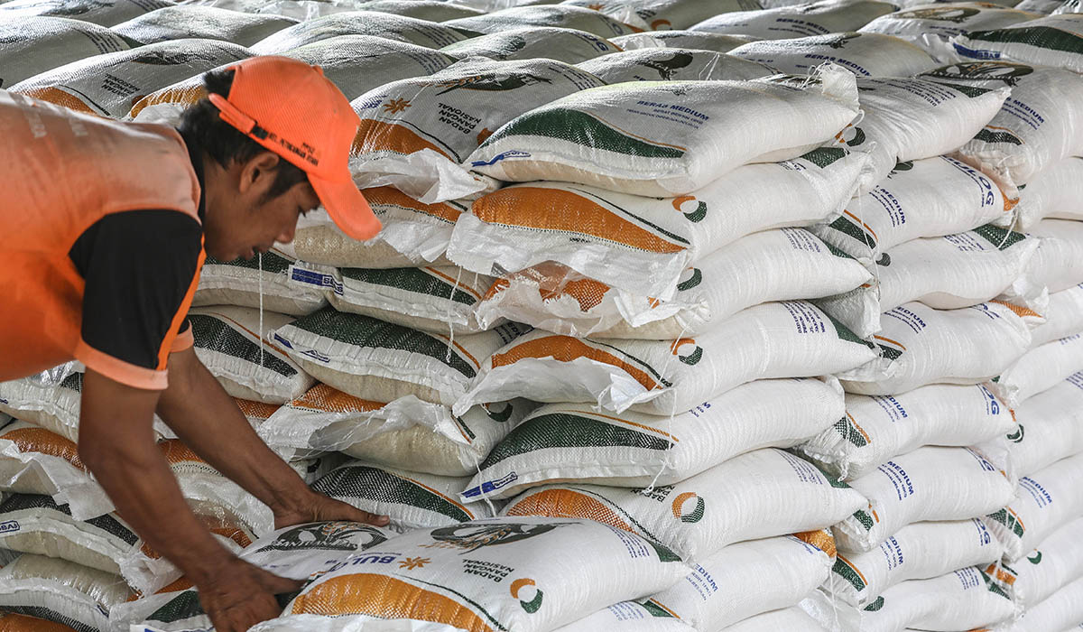 Ilustrasi. Petugas PPSU merapikan ratusan karung ukuran 10 kg berisi beras bantuan pangan yang akan disalurkan ke masyarakat.