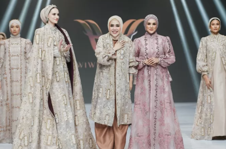 Mulan Jamela tampil mempesona dengan balutan gaun embroidery berwarna pastel dan motif floral