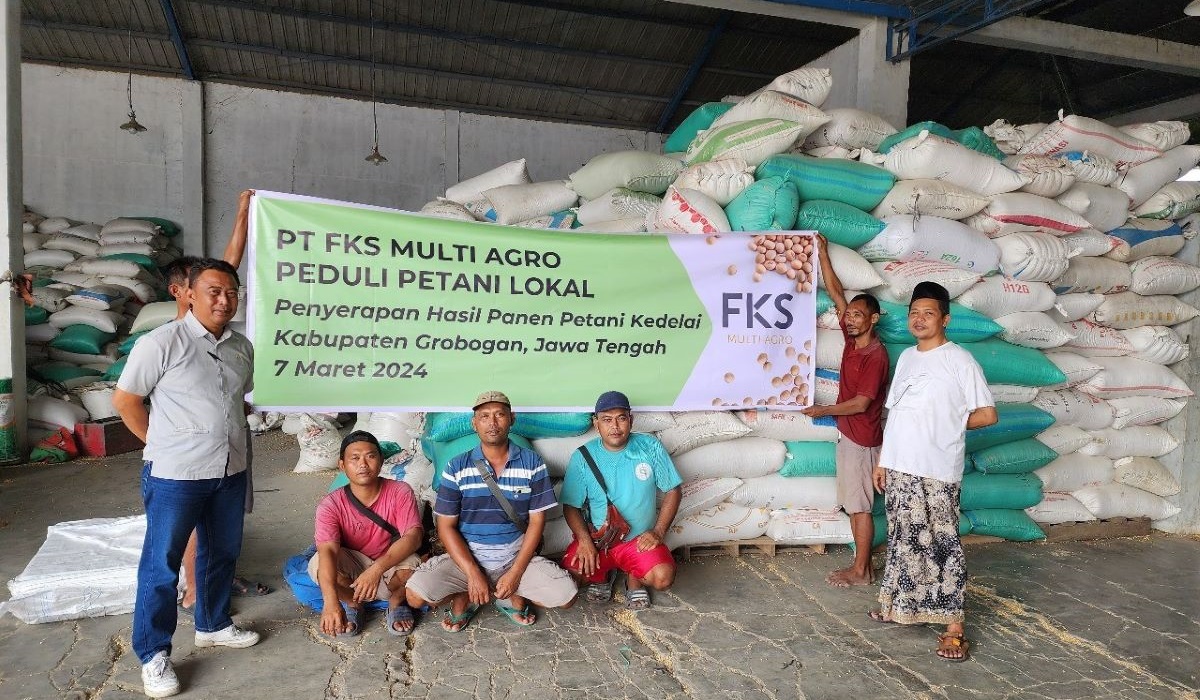 Pembelian kedelai varietas Grobogan oleh FKS Multi Agro langsung dari petani di Kecamatan Pulokulon, Kabupaten Grobogan.