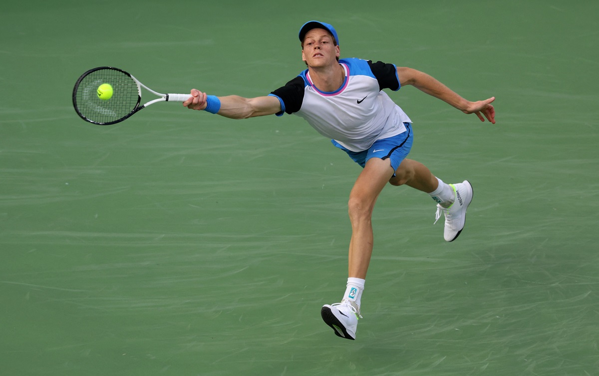 Jannik Sinner, pemain tenis Italia, mengakhiri streak kemenangan 19 pertandingannya dengan kekalahan dari Carlos Alcaraz di Indian Wells. 