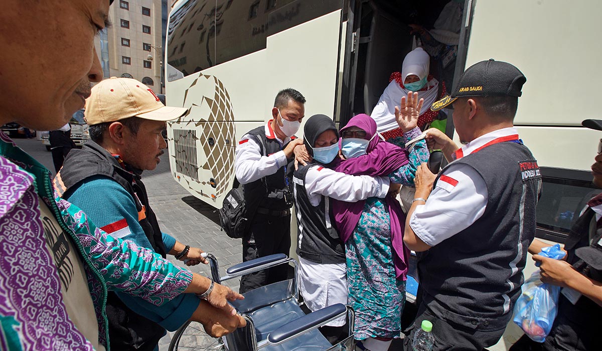  Petugas Panitia Penyelenggara Ibadah Haji (PPIH) membantu jemaah haji Indonesia yang tiba di Madinah, Arab Saudi.