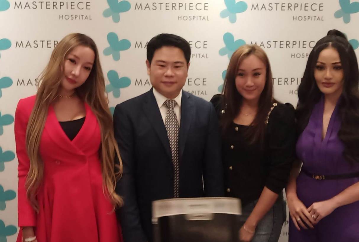 Dr Kosit Ieochai atau dikenal sebagai Dr Benz (kedua dari kiri).