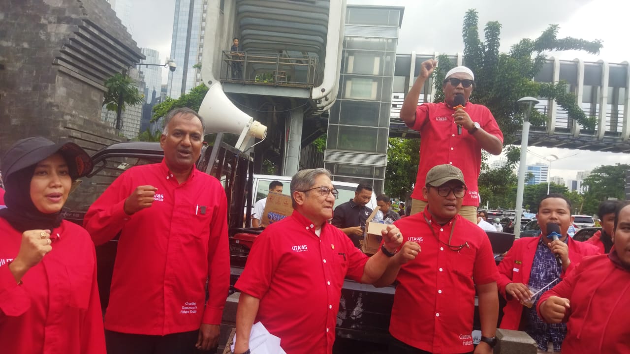 Massa menuntut dihentikannya proses hukum terhadap civitas akademika dari kampus