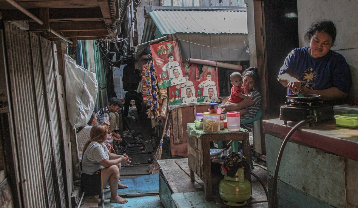 Masyarakat kelas menengah ke bawah beraktivitas di antara rumah-rumah gubug di kawasan Kampung Apung, Muara Baru, Jakarta Utara.