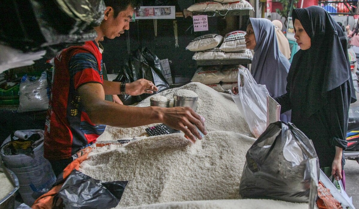 Pedagang tengah melayani pembeli beras kualitas premium di Pasar Gembrong, Jakarta.