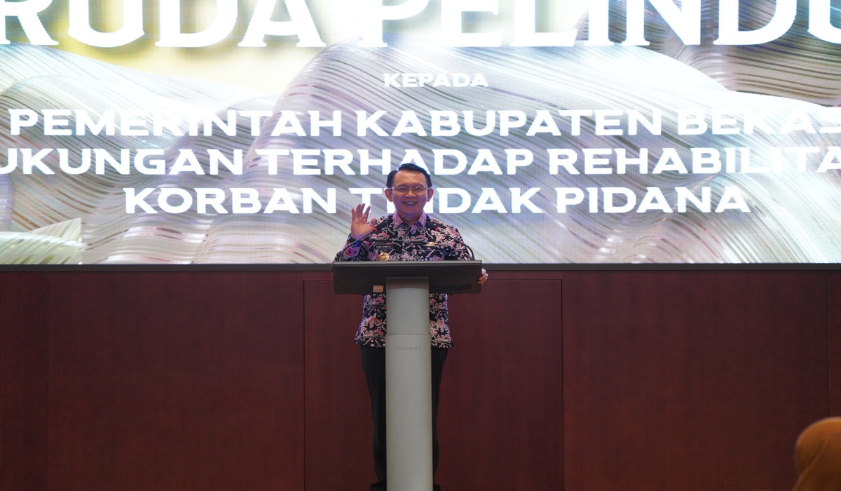 Pj Bupati Bekasi Dani Ramdan menerima penghargaan dari LPSK RI di Ruang Auditorium Kantor LPSK, Jakarta.