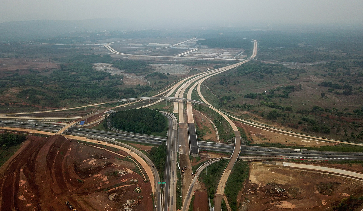 Foto udara proyek simpang susun Jalan Tol Jakarta-Cikampek II Selatan di Sadang, Kabupaten Purwakarta, Jawa Barat, Minggu (3/12/2023).