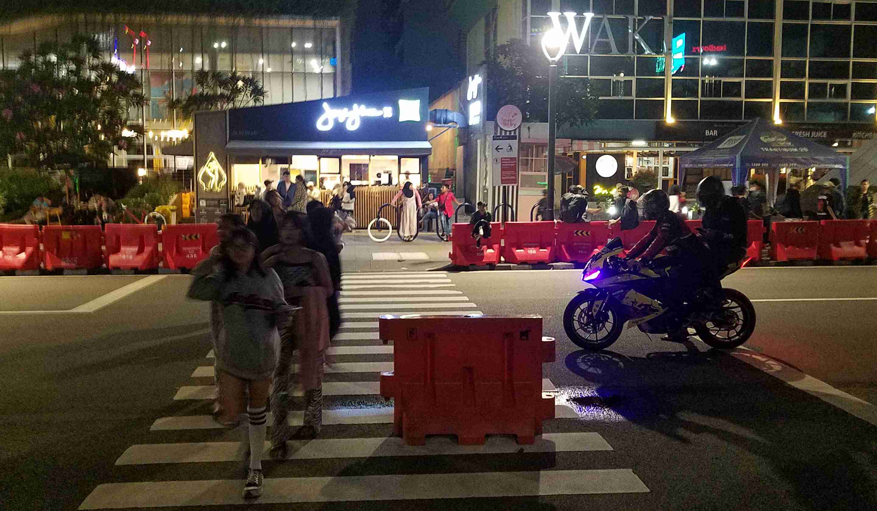 Remaja berkumpul menikmati akhir pekan di kawasan Stasiun Dukuh Atas, Jakarta.