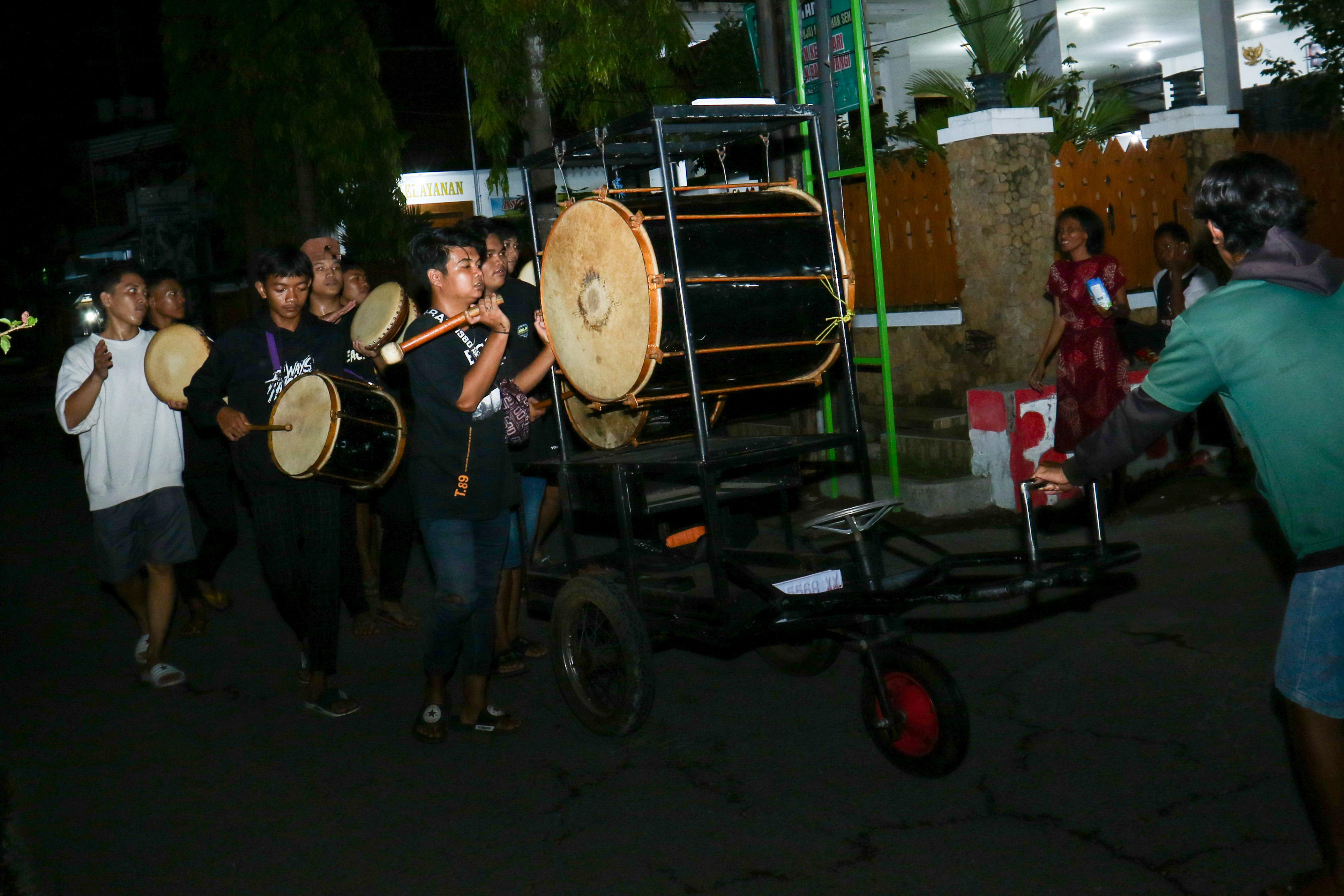 Sejumlah warga memainkan alat musik rebana keliling kampung 