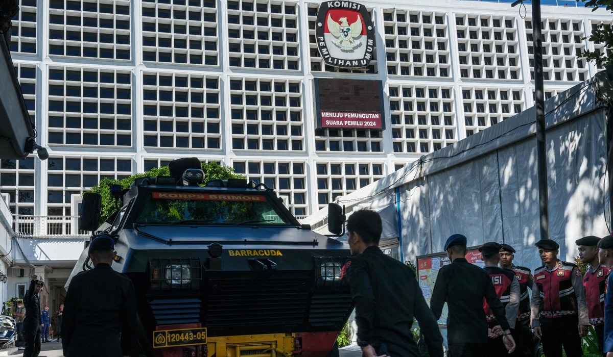 Petugas keamanan melakukan penjagaan di sekitar gedung KPU RI jelang pengumuman hasil Pilpres 2024.