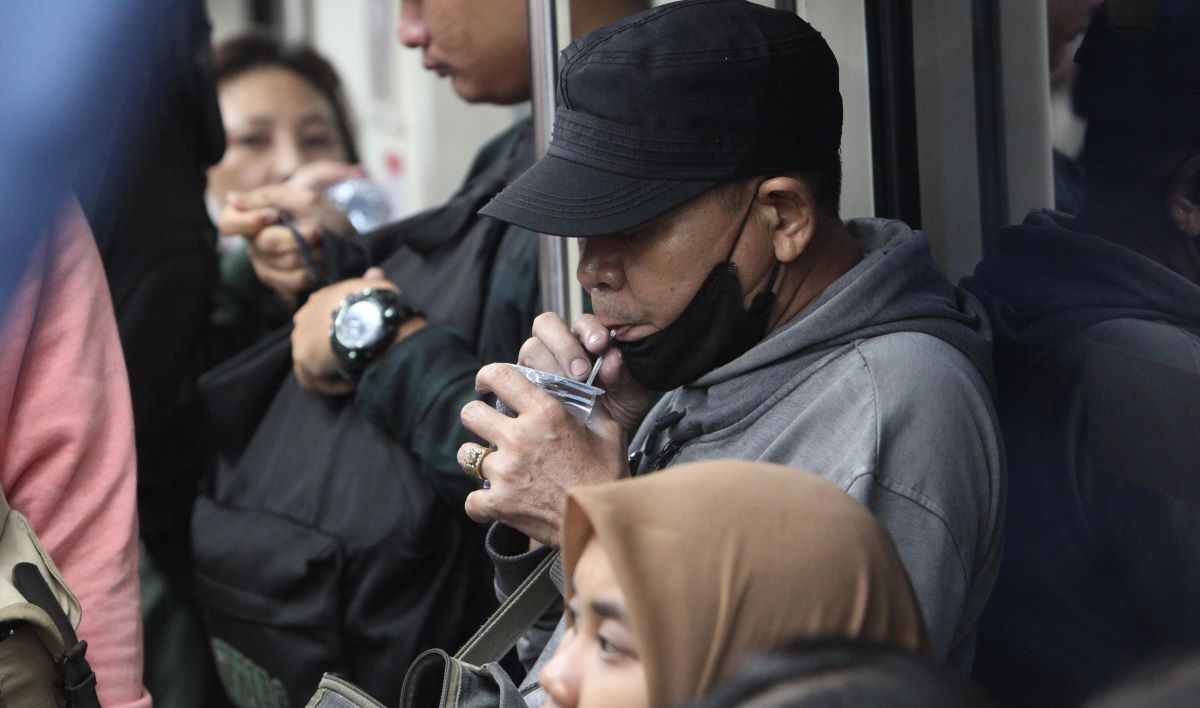 Penumpang berbuka puasa saat berada di rangkaian kereta di Jakarta, Rabu (13/3/2024).