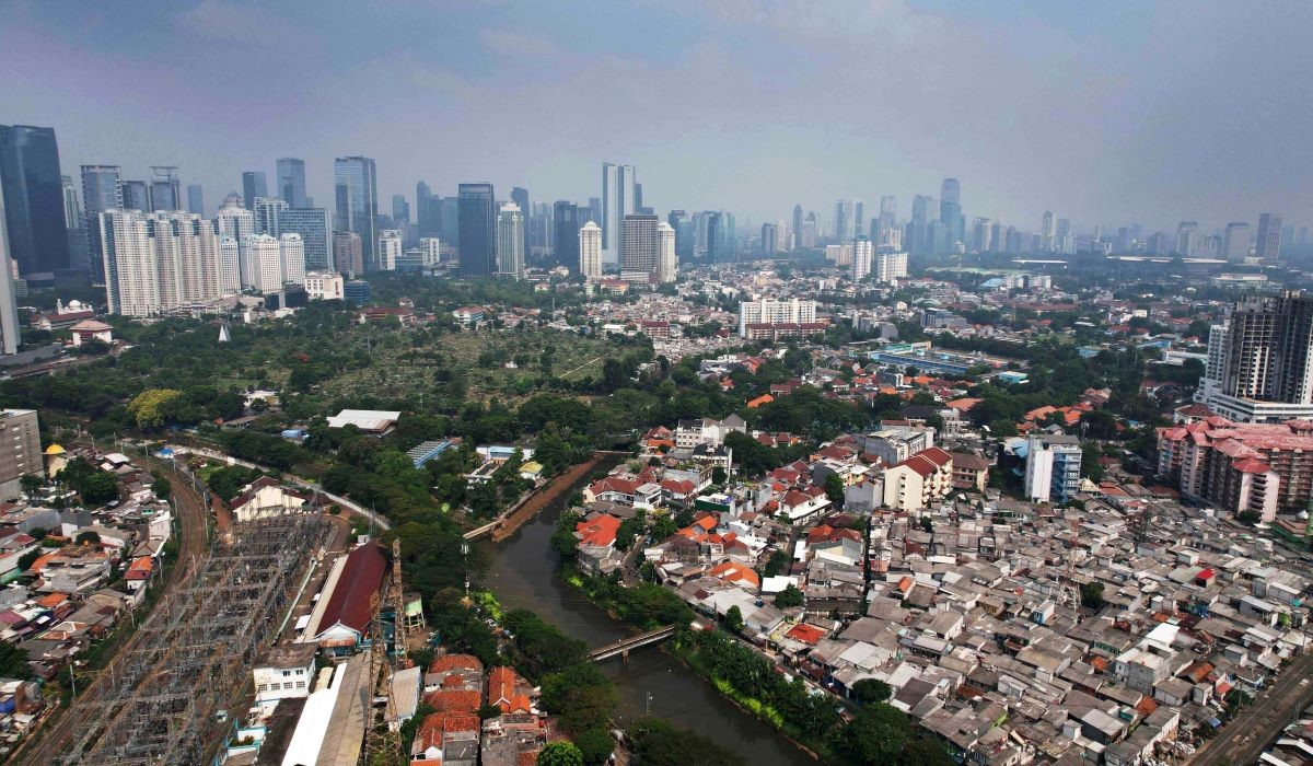 Lanskap Kota Jakarta dengan gedung pencakar langit dan pemukiman penduduk 
