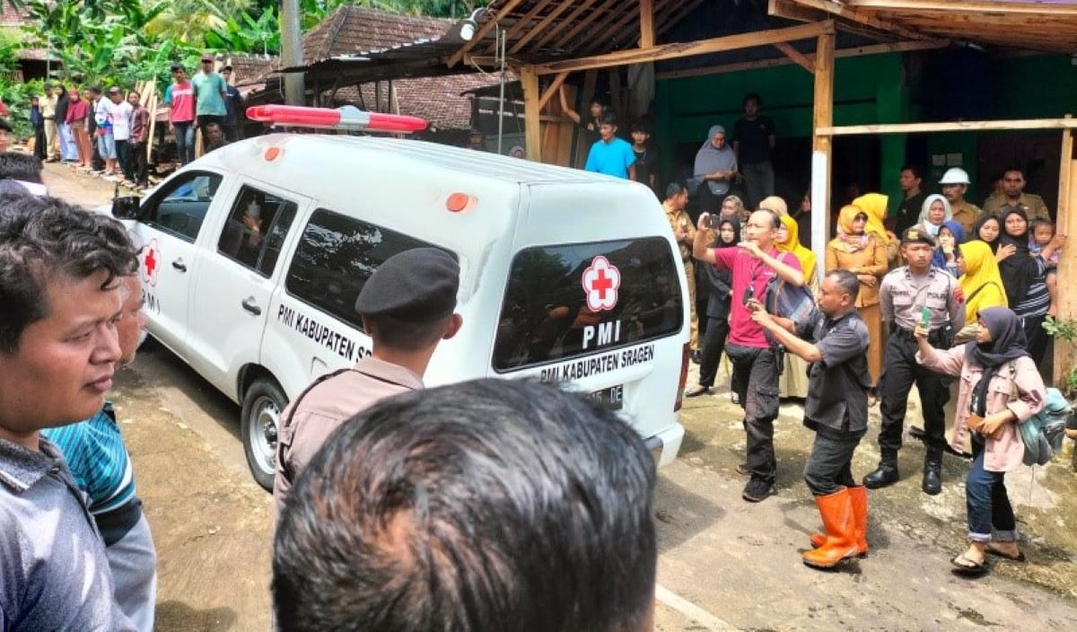 Ratusan relawan SAR terlibat dalam pencarian dan prosss evakuasi tiga jasad yang terkubur longsoran tanah bukit Secang.