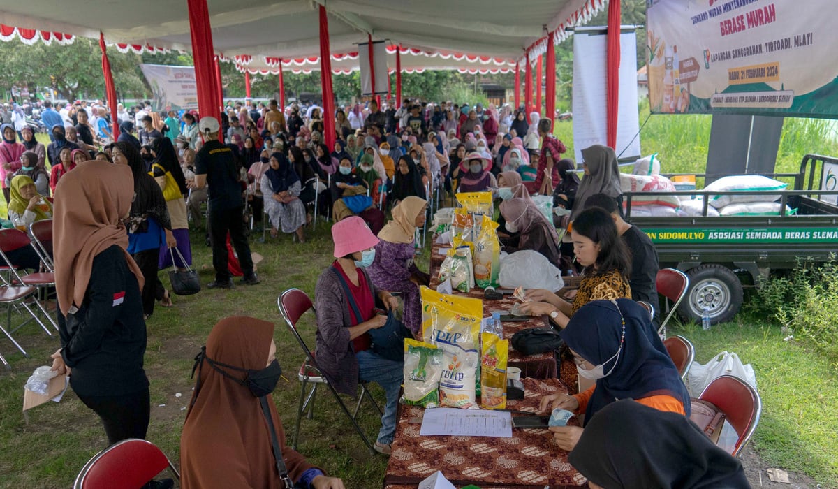 Petugas melayani warga saat pasar murah di Yogyakarta, 21 Februari 2024.