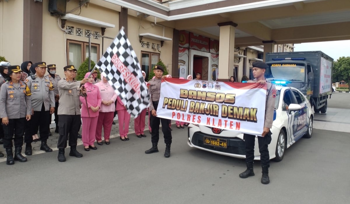 Kapolres AKB Warsono mengibarkan bendera start dalam pemberangkatan truk pengangkut bantuan