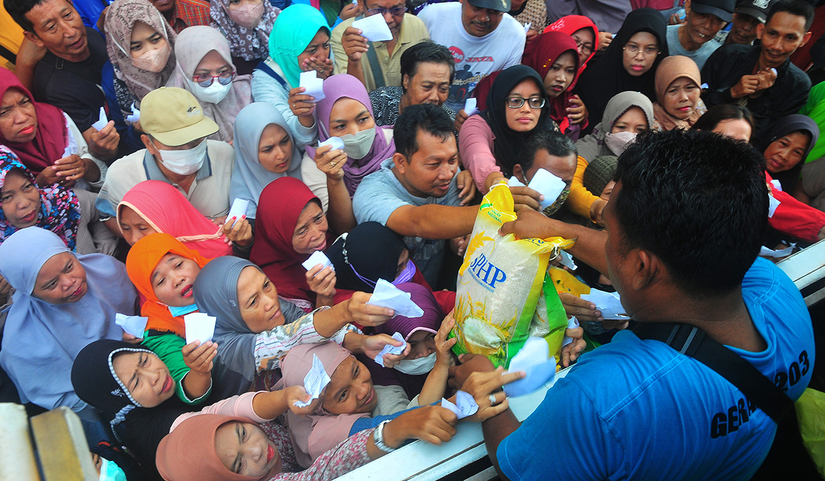 Warga antre membeli beras saat kegiatan Gerakan Pangan Murah di Mejobo, Kudus, Jawa Tengah, Jumat (8/3).