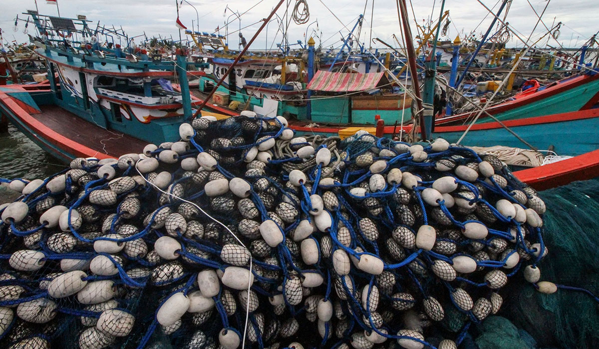 Sejumlah kapal nelayan bersandar karena cuaca sedang buruk dan angin kencang menyebabkan gelombang tinggi.