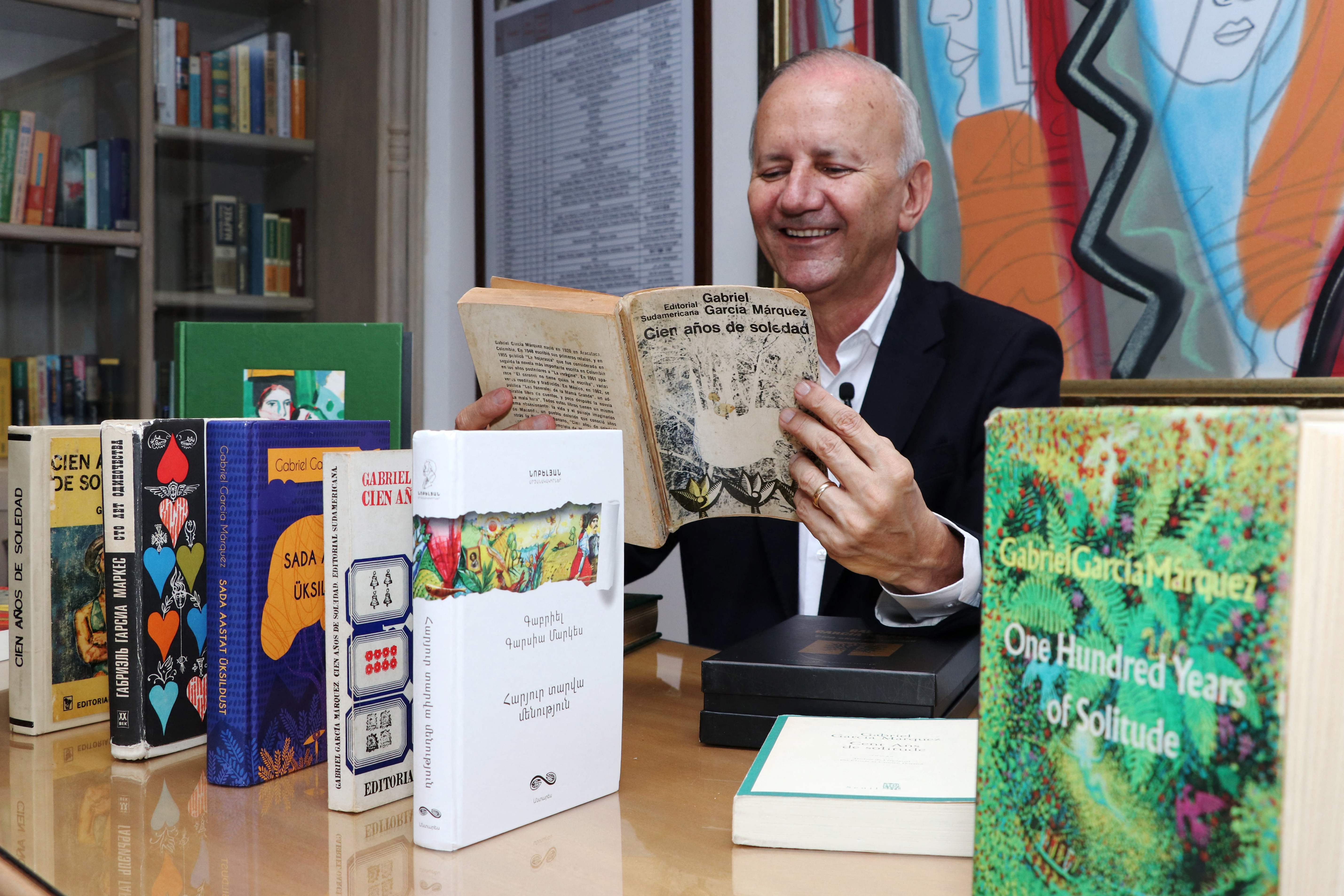 Jorge Salazar, seorang kolektor memegang 