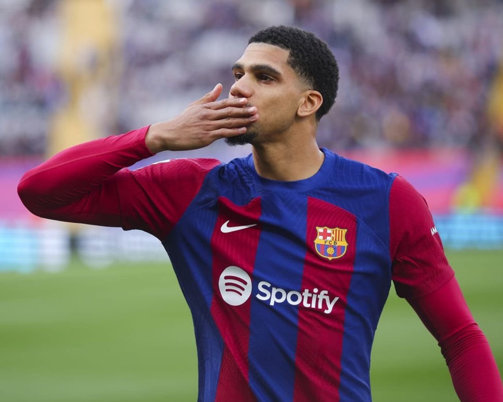 Bek FC Barcelona, Ronald Araujo dikabarkan akan merapat ke Bayern Munchen di bursa transfer 2024 ini